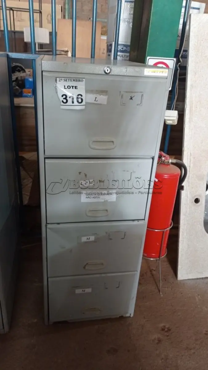 LOTE 316 - 01 ARQUIVO DE AÇO COM 04 GAVETAS. (NO ESTADO) ATENÇÃO! FAZER A VISITAÇÃO ANTES DE ARREMATAR, NÃO SABEMOS SE FUNCIONA, LEILÃO NÃO TEM GARANTIA E NEM DEVOLUÇÃO, SUJEITO A POSSÍVEIS AVARIAS VISÍVEIS/OCULTAS E/OU AUSÊNCIA DE COMPONENTES.