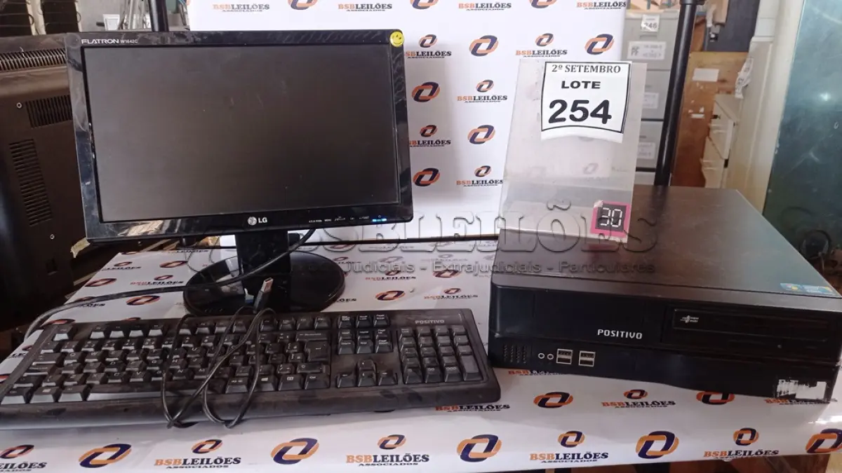 LOTE 254 - 01 CPU MARCA POSITIVO, 01 MONITOR MARCA LG E 01 TECLADO. (NO ESTADO) ATENÇÃO! FAZER A VISITAÇÃO ANTES DE ARREMATAR, NÃO SABEMOS SE FUNCIONA, LEILÃO NÃO TEM GARANTIA E NEM DEVOLUÇÃO, SUJEITO A POSSÍVEIS AVARIAS VISÍVEIS/OCULTAS E/OU AUSÊNCIA DE COMPONENTES.