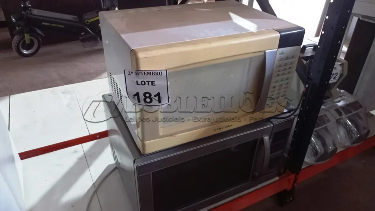LOTE 181 - 02 MICRO-ONDAS MARCA ELECTROLUX. (NO ESTADO) ATENÇÃO! FAZER A VISITAÇÃO ANTES DE ARREMATAR, NÃO SABEMOS SE FUNCIONA, LEILÃO NÃO TEM GARANTIA E NEM DEVOLUÇÃO, SUJEITO A POSSÍVEIS AVARIAS VISÍVEIS/OCULTAS E/OU AUSÊNCIA DE COMPONENTES.