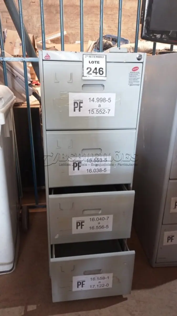 LOTE 246 - 01 ARQUIVO DE AÇO COM 04 GAVETAS. (NO ESTADO) ATENÇÃO! FAZER A VISITAÇÃO ANTES DE ARREMATAR, NÃO SABEMOS SE FUNCIONA, LEILÃO NÃO TEM GARANTIA E NEM DEVOLUÇÃO, SUJEITO A POSSÍVEIS AVARIAS VISÍVEIS/OCULTAS E/OU AUSÊNCIA DE COMPONENTES.