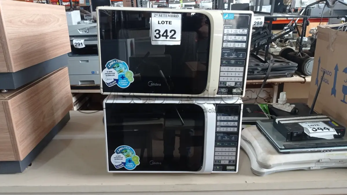 LOTE 342 - 02 MICRO-ONDAS MARCA MIDEA. (NO ESTADO) ATENÇÃO! FAZER A VISITAÇÃO ANTES DE ARREMATAR, NÃO SABEMOS SE FUNCIONA, LEILÃO NÃO TEM GARANTIA E NEM DEVOLUÇÃO, SUJEITO A POSSÍVEIS AVARIAS VISÍVEIS/OCULTAS E/OU AUSÊNCIA DE COMPONENTES.