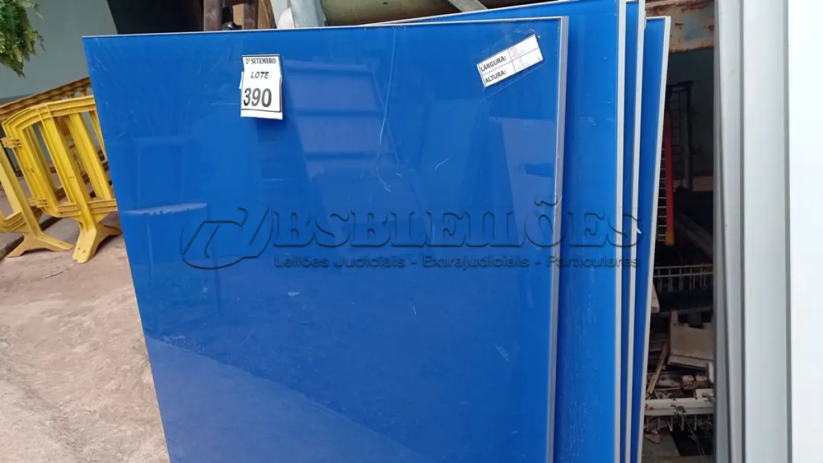 LOTE 390 - 05 PAINÉIS DE VIDRO NA COR AZUL DE 1,20X1,30. (NO ESTADO) ATENÇÃO! FAZER A VISITAÇÃO ANTES DE ARREMATAR, NÃO SABEMOS SE FUNCIONA, LEILÃO NÃO TEM GARANTIA E NEM DEVOLUÇÃO, SUJEITO A POSSÍVEIS AVARIAS VISÍVEIS/OCULTAS E/OU AUSÊNCIA DE COMPONENTES.