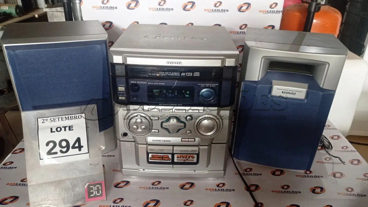 LOTE 294 - 01 MINI SYSTEM MARCA AIWA COM 02 CAIXAS. (NO ESTADO) ATENÇÃO! FAZER A VISITAÇÃO ANTES DE ARREMATAR, NÃO SABEMOS SE FUNCIONA, LEILÃO NÃO TEM GARANTIA E NEM DEVOLUÇÃO, SUJEITO A POSSÍVEIS AVARIAS VISÍVEIS/OCULTAS E/OU AUSÊNCIA DE COMPONENTES.
