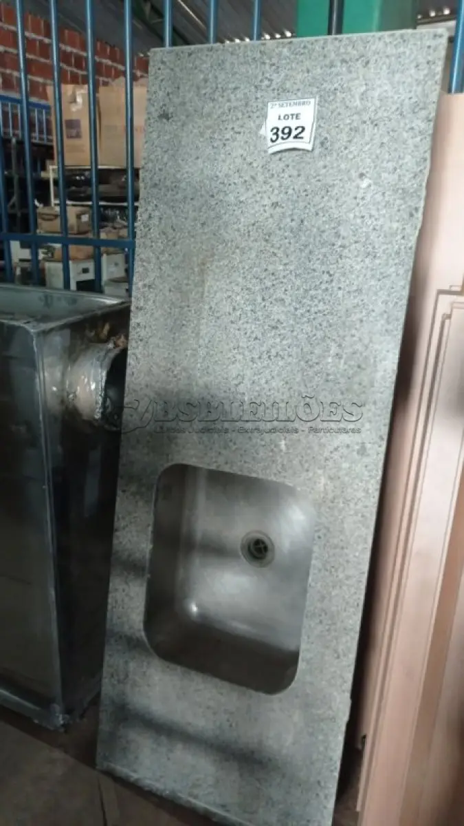 LOTE 392 - 01 PIA EM MÁRMORE COM 01 CUBA INOX 1,70X0,60. (NO ESTADO) ATENÇÃO! FAZER A VISITAÇÃO ANTES DE ARREMATAR, NÃO SABEMOS SE FUNCIONA, LEILÃO NÃO TEM GARANTIA E NEM DEVOLUÇÃO, SUJEITO A POSSÍVEIS AVARIAS VISÍVEIS/OCULTAS E/OU AUSÊNCIA DE COMPONENTES.