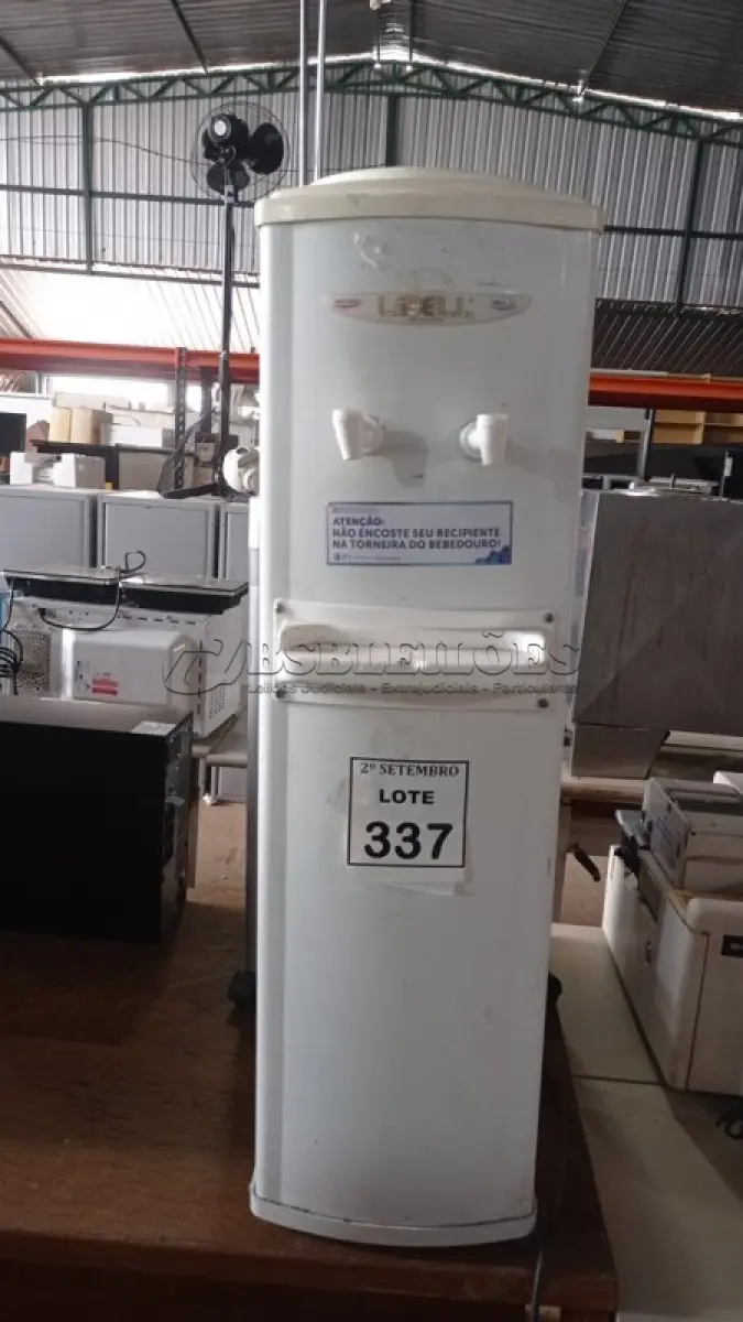 LOTE 337 - 01 BEBEDOURO PARA GARRAFÃO MARCA LIBELL. (NO ESTADO) ATENÇÃO! FAZER A VISITAÇÃO ANTES DE ARREMATAR, NÃO SABEMOS SE FUNCIONA, LEILÃO NÃO TEM GARANTIA E NEM DEVOLUÇÃO, SUJEITO A POSSÍVEIS AVARIAS VISÍVEIS/OCULTAS E/OU AUSÊNCIA DE COMPONENTES.