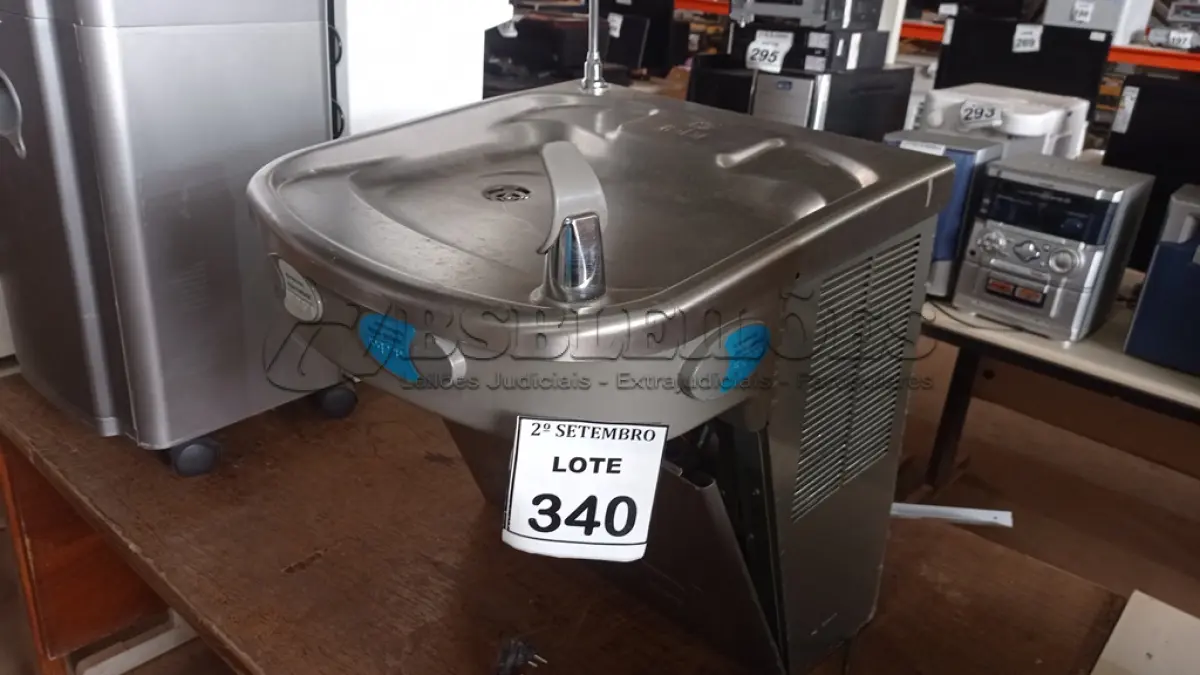 LOTE 340 - 01 BEBEDOURO DE PAREDE EM INOX MARCA IBBL. (NO ESTADO) ATENÇÃO! FAZER A VISITAÇÃO ANTES DE ARREMATAR, NÃO SABEMOS SE FUNCIONA, LEILÃO NÃO TEM GARANTIA E NEM DEVOLUÇÃO, SUJEITO A POSSÍVEIS AVARIAS VISÍVEIS/OCULTAS E/OU AUSÊNCIA DE COMPONENTES.