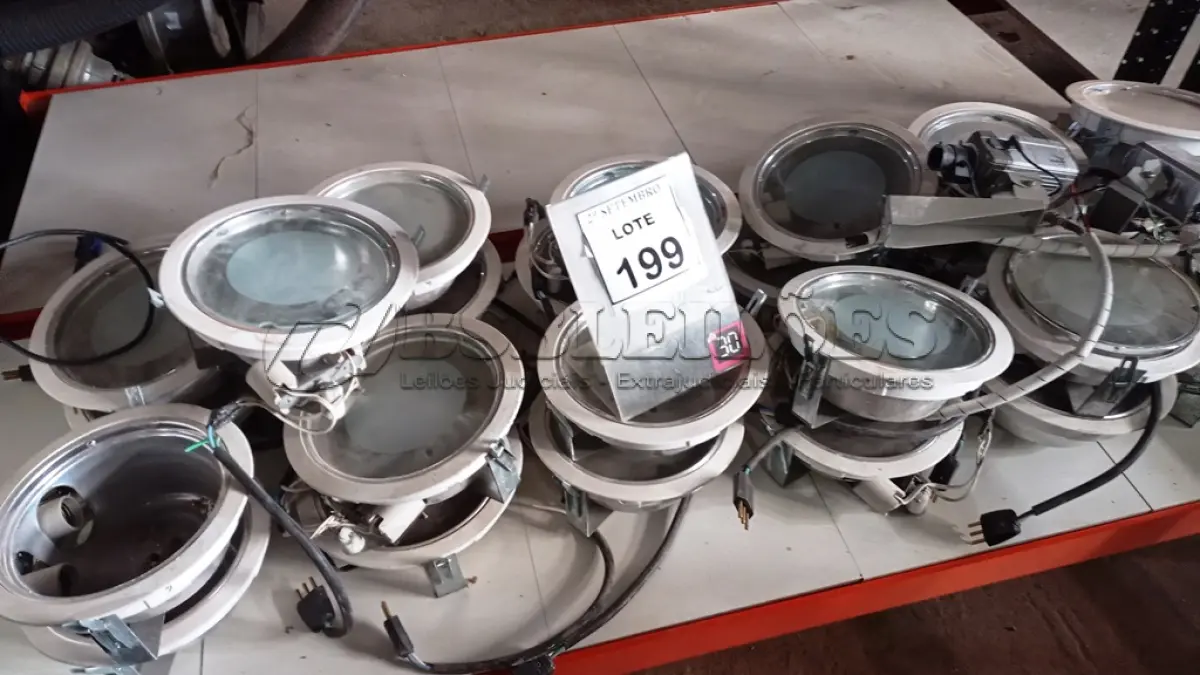 LOTE 199 - 01 LOTE COM GRANDE QUANTIDADE DE LUMINÁRIAS. (NO ESTADO) ATENÇÃO! FAZER A VISITAÇÃO ANTES DE ARREMATAR, NÃO SABEMOS SE FUNCIONA, LEILÃO NÃO TEM GARANTIA E NEM DEVOLUÇÃO, SUJEITO A POSSÍVEIS AVARIAS VISÍVEIS/OCULTAS E/OU AUSÊNCIA DE COMPONENTES.