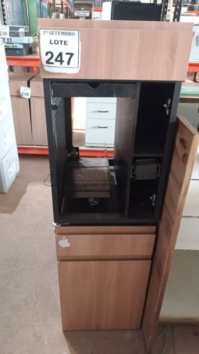 LOTE 247 - 02 GAVETEIROS COM 01 GAVETA E SUPORTE PARA CPU. (NO ESTADO) ATENÇÃO! FAZER A VISITAÇÃO ANTES DE ARREMATAR, NÃO SABEMOS SE FUNCIONA, LEILÃO NÃO TEM GARANTIA E NEM DEVOLUÇÃO, SUJEITO A POSSÍVEIS AVARIAS VISÍVEIS/OCULTAS E/OU AUSÊNCIA DE COMPONENTES.