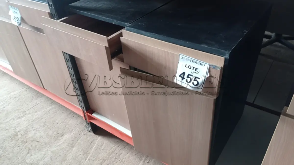 LOTE 455 - 02 GAVETEIROS COM 01 GAVETA E SUPORTE PARA CPU. (NO ESTADO) ATENÇÃO! FAZER A VISITAÇÃO ANTES DE ARREMATAR, NÃO SABEMOS SE FUNCIONA, LEILÃO NÃO TEM GARANTIA E NEM DEVOLUÇÃO, SUJEITO A POSSÍVEIS AVARIAS VISÍVEIS/OCULTAS E/OU AUSÊNCIA DE COMPONENTES.