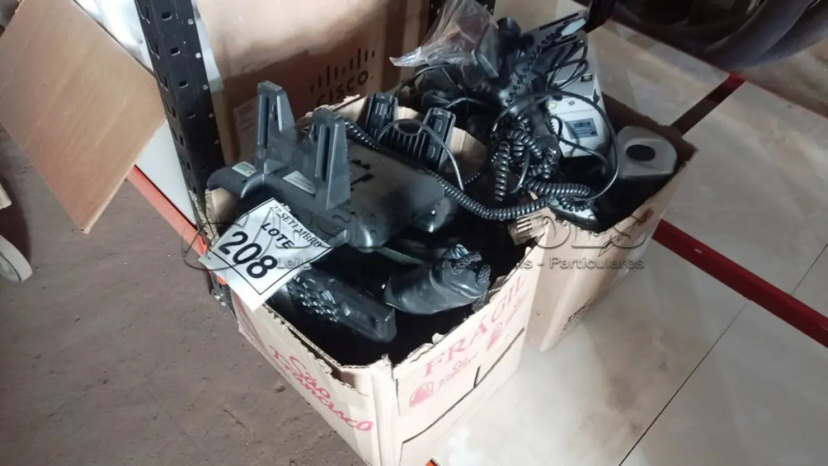LOTE 208 - 01 LOTE COM GRANDE QUANTIDADE DE APARELHOS TELEFÔNICOS, CÂMERAS DE MONITORAMENTO, LEITOR DE CARTÃO, LEITOR BIOMÉTRICO E ELETRÔNICOS DIVERSOS. (NO ESTADO) ATENÇÃO! FAZER A VISITAÇÃO ANTES DE ARREMATAR, NÃO SABEMOS SE FUNCIONA, LEILÃO NÃO TEM GARANTIA E NEM DEVOLUÇÃO, SUJEITO A POSSÍVEIS AVARIAS VISÍVEIS/OCULTAS E/OU AUSÊNCIA DE COMPONENTES.