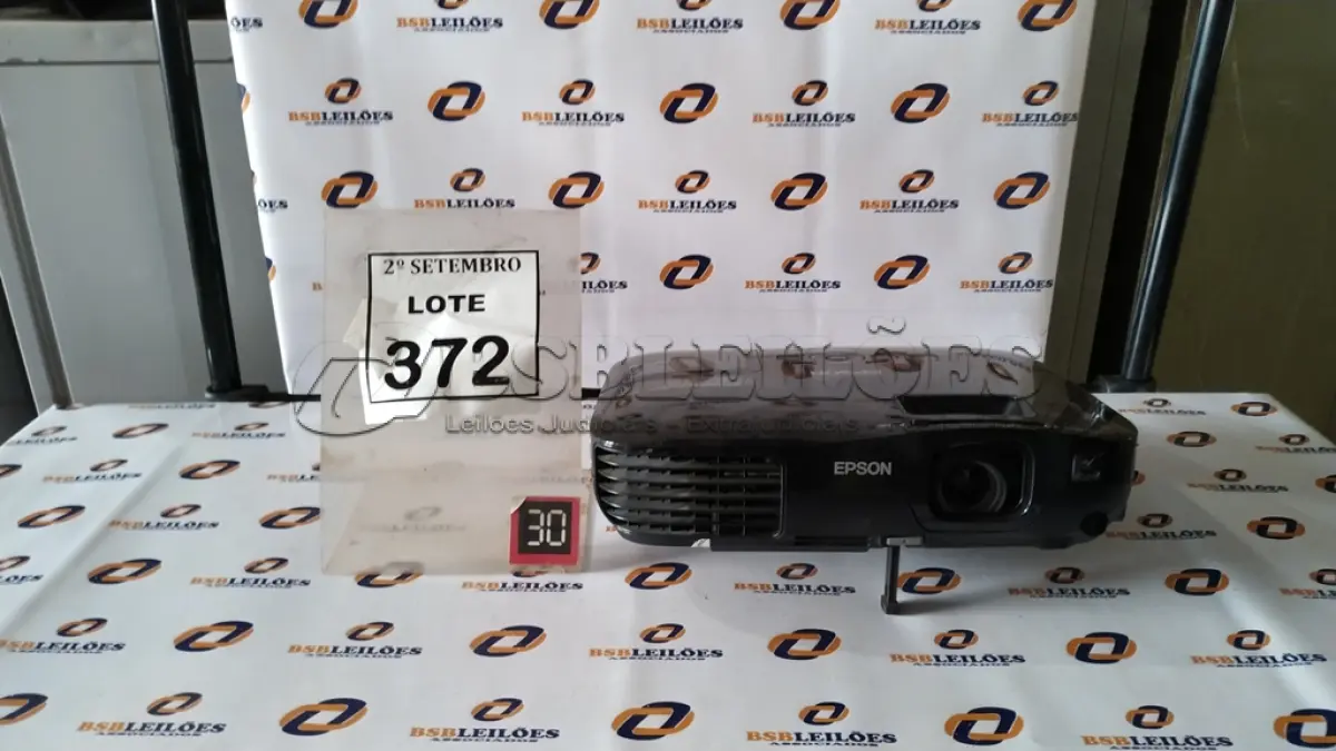LOTE 372 - 01 TELA DE PROJEÇÃO RETRÁTIL E 01 PROJETOR MARCA EPSON. (NO ESTADO) ATENÇÃO! FAZER A VISITAÇÃO ANTES DE ARREMATAR, NÃO SABEMOS SE FUNCIONA, LEILÃO NÃO TEM GARANTIA E NEM DEVOLUÇÃO, SUJEITO A POSSÍVEIS AVARIAS VISÍVEIS/OCULTAS E/OU AUSÊNCIA DE COMPONENTES.