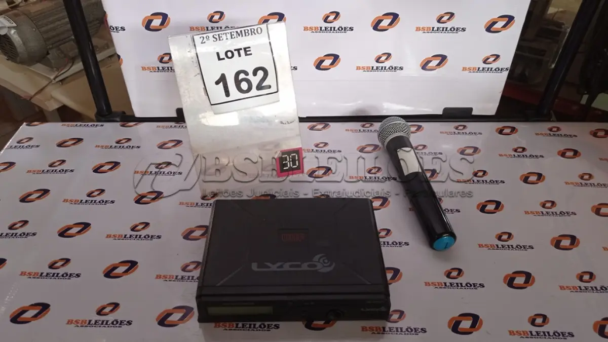 LOTE 162 - 01 MICROFONE COM RECEPTOR. (NO ESTADO) ATENÇÃO! FAZER A VISITAÇÃO ANTES DE ARREMATAR, NÃO SABEMOS SE FUNCIONA, LEILÃO NÃO TEM GARANTIA E NEM DEVOLUÇÃO, SUJEITO A POSSÍVEIS AVARIAS VISÍVEIS/OCULTAS E/OU AUSÊNCIA DE COMPONENTES.
