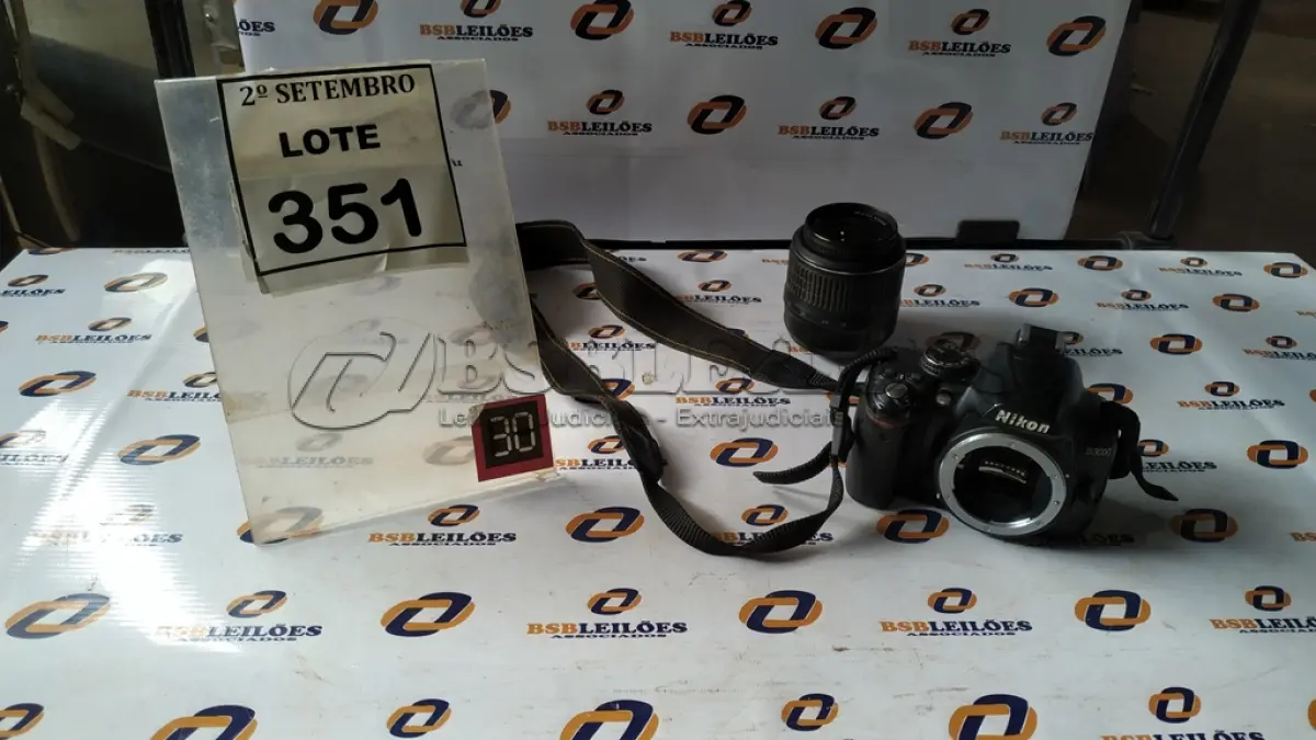 LOTE 351 - 01 MÁQUINA FOTOGRÁFICA DIGITAL MARCA NIKON MODELO D3000. (NO ESTADO) ATENÇÃO! FAZER A VISITAÇÃO ANTES DE ARREMATAR, NÃO SABEMOS SE FUNCIONA, LEILÃO NÃO TEM GARANTIA E NEM DEVOLUÇÃO, SUJEITO A POSSÍVEIS AVARIAS VISÍVEIS/OCULTAS E/OU AUSÊNCIA DE COMPONENTES.