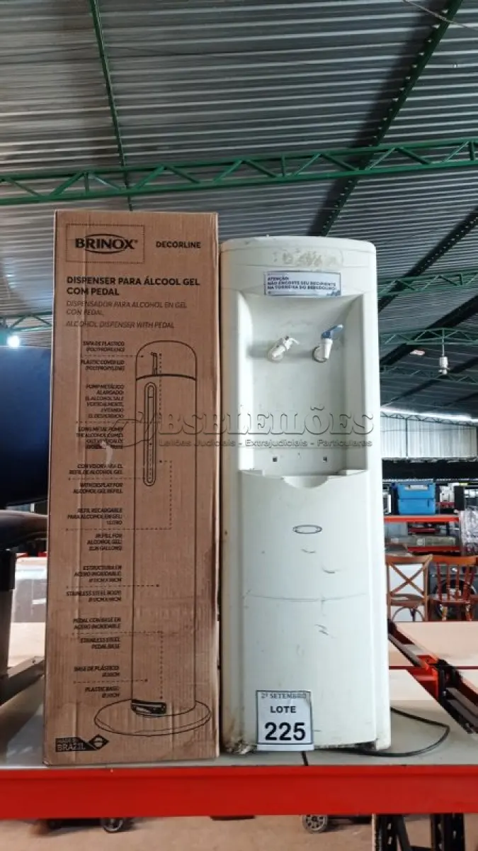 LOTE 225 - 01 DISPENSE DE ÁLCOOL EM GEL COM PEDAL MARCA BRINOX E 01 BEBEDOURO PARA GARRAFÃO. (NO ESTADO) ATENÇÃO! FAZER A VISITAÇÃO ANTES DE ARREMATAR, NÃO SABEMOS SE FUNCIONA, LEILÃO NÃO TEM GARANTIA E NEM DEVOLUÇÃO, SUJEITO A POSSÍVEIS AVARIAS VISÍVEIS/OCULTAS E/OU AUSÊNCIA DE COMPONENTES.
