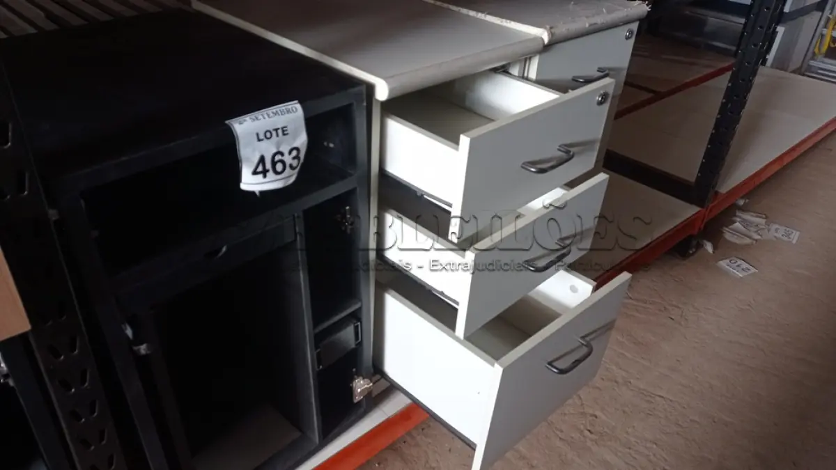 LOTE 463 - 02 GAVETEIROS COM 03 GAVETAS CADA E 01 SUPORTE PARA CPU. (NO ESTADO) ATENÇÃO! FAZER A VISITAÇÃO ANTES DE ARREMATAR, NÃO SABEMOS SE FUNCIONA, LEILÃO NÃO TEM GARANTIA E NEM DEVOLUÇÃO, SUJEITO A POSSÍVEIS AVARIAS VISÍVEIS/OCULTAS E/OU AUSÊNCIA DE COMPONENTES.