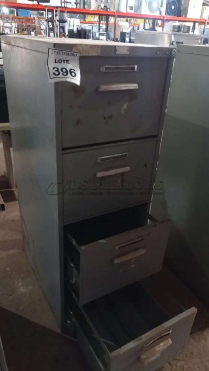 LOTE 396 - 01 ARQUIVO DE AÇO COM 04 GAVETAS. (NO ESTADO) ATENÇÃO! FAZER A VISITAÇÃO ANTES DE ARREMATAR, NÃO SABEMOS SE FUNCIONA, LEILÃO NÃO TEM GARANTIA E NEM DEVOLUÇÃO, SUJEITO A POSSÍVEIS AVARIAS VISÍVEIS/OCULTAS E/OU AUSÊNCIA DE COMPONENTES.