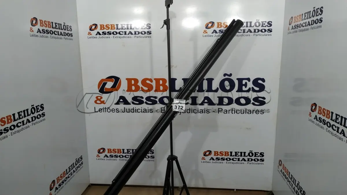 LOTE 372 - 01 TELA DE PROJEÇÃO RETRÁTIL E 01 PROJETOR MARCA EPSON. (NO ESTADO) ATENÇÃO! FAZER A VISITAÇÃO ANTES DE ARREMATAR, NÃO SABEMOS SE FUNCIONA, LEILÃO NÃO TEM GARANTIA E NEM DEVOLUÇÃO, SUJEITO A POSSÍVEIS AVARIAS VISÍVEIS/OCULTAS E/OU AUSÊNCIA DE COMPONENTES.