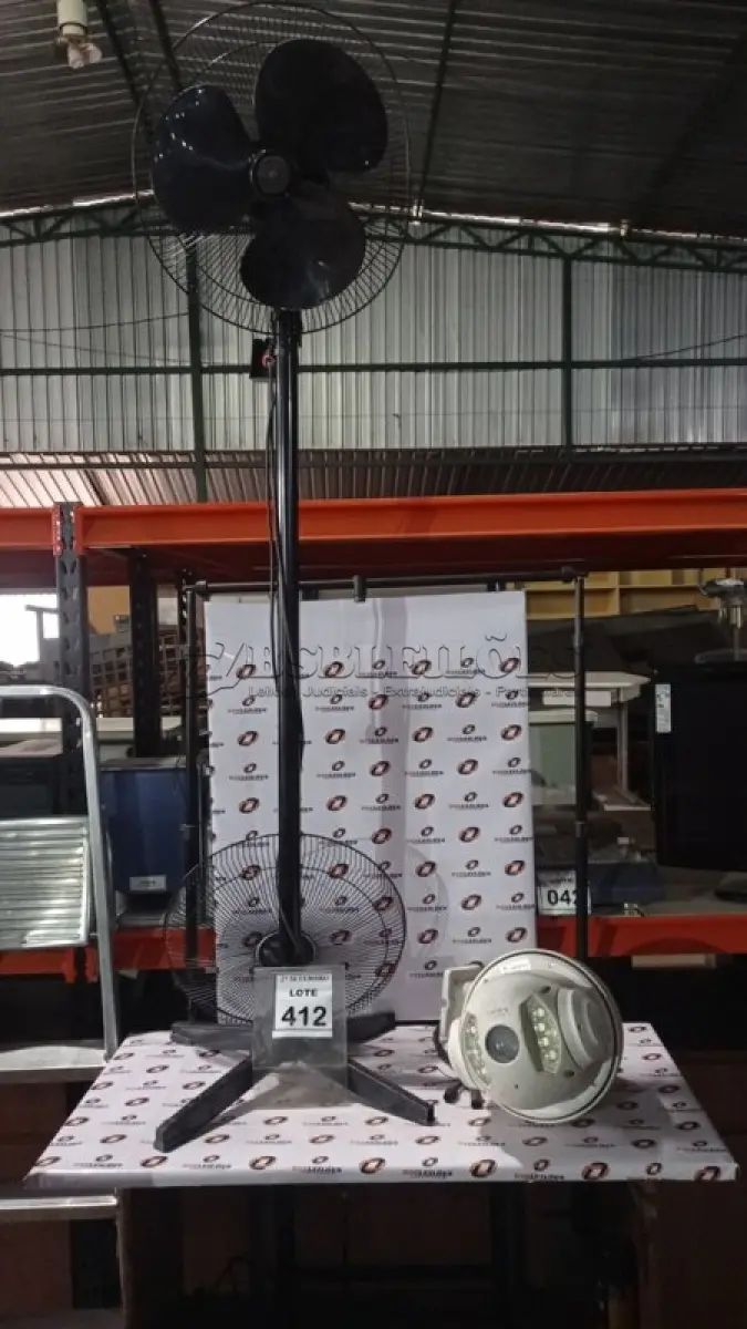LOTE 412 - 02 SUPORTES PARA BANDEIRA, 01 VENTILADOR E 01 CÂMERA DE MONITORANDO DOME. (NO ESTADO) ATENÇÃO! FAZER A VISITAÇÃO ANTES DE ARREMATAR, NÃO SABEMOS SE FUNCIONA, LEILÃO NÃO TEM GARANTIA E NEM DEVOLUÇÃO, SUJEITO A POSSÍVEIS AVARIAS VISÍVEIS/OCULTAS E/OU AUSÊNCIA DE COMPONENTES.