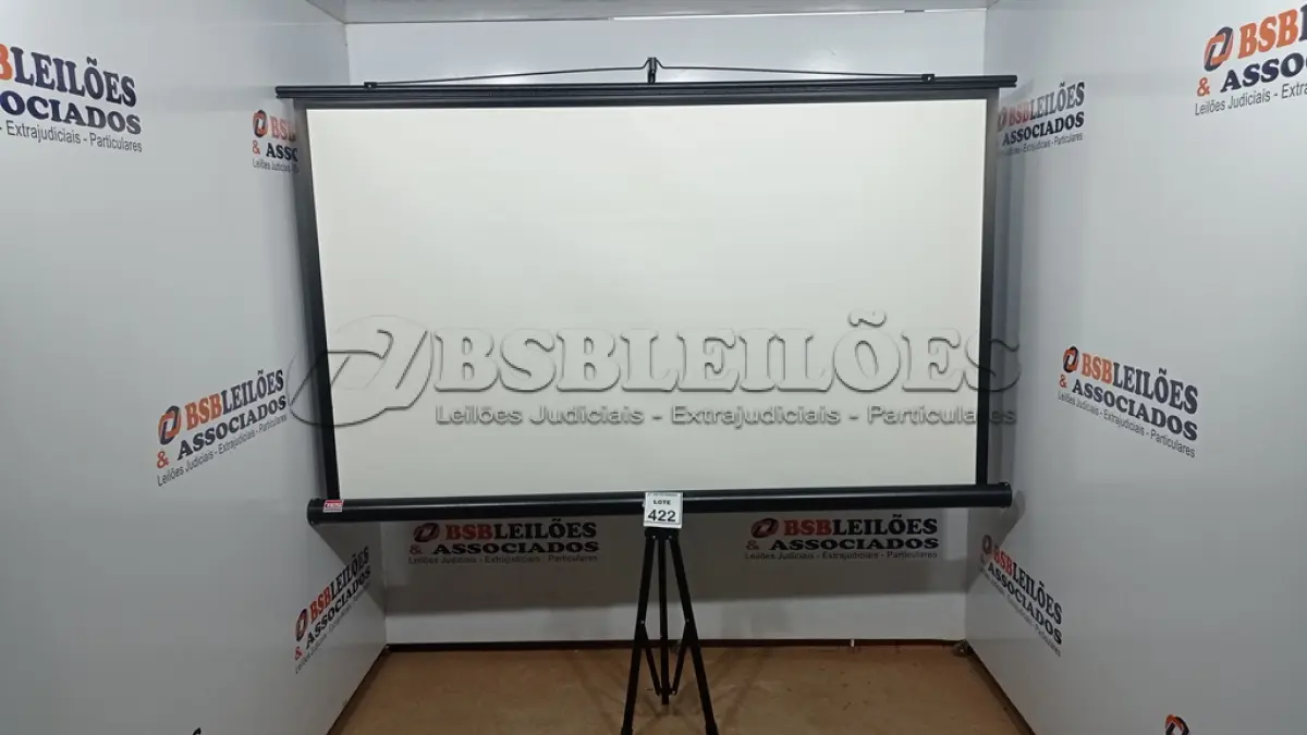 LOTE 422 - 01 TELA DE PROJEÇÃO RETRÁTIL. (NO ESTADO) ATENÇÃO! FAZER A VISITAÇÃO ANTES DE ARREMATAR, NÃO SABEMOS SE FUNCIONA, LEILÃO NÃO TEM GARANTIA E NEM DEVOLUÇÃO, SUJEITO A POSSÍVEIS AVARIAS VISÍVEIS/OCULTAS E/OU AUSÊNCIA DE COMPONENTES.