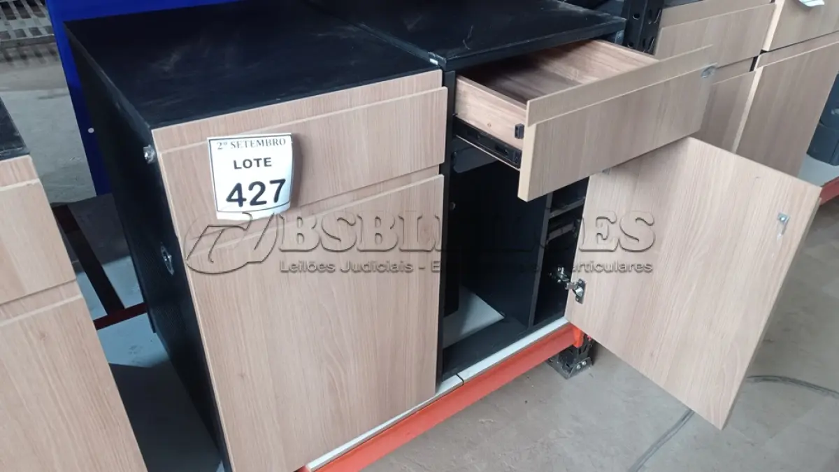 LOTE 427 - 02 GAVETEIROS COM 01 GAVETA E SUPORTE PARA CPU. (NO ESTADO) ATENÇÃO! FAZER A VISITAÇÃO ANTES DE ARREMATAR, NÃO SABEMOS SE FUNCIONA, LEILÃO NÃO TEM GARANTIA E NEM DEVOLUÇÃO, SUJEITO A POSSÍVEIS AVARIAS VISÍVEIS/OCULTAS E/OU AUSÊNCIA DE COMPONENTES.
