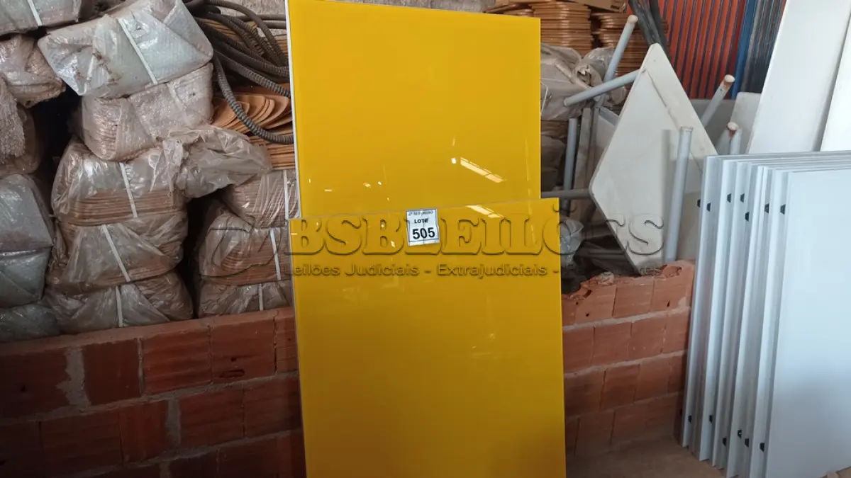 LOTE 505 - 07 PAINÉIS DE VIDRO NA COR AMARELA DE TAMANHOS VARIADOS. (NO ESTADO) ATENÇÃO! FAZER A VISITAÇÃO ANTES DE ARREMATAR, NÃO SABEMOS SE FUNCIONA, LEILÃO NÃO TEM GARANTIA E NEM DEVOLUÇÃO, SUJEITO A POSSÍVEIS AVARIAS VISÍVEIS/OCULTAS E/OU AUSÊNCIA DE COMPONENTES.