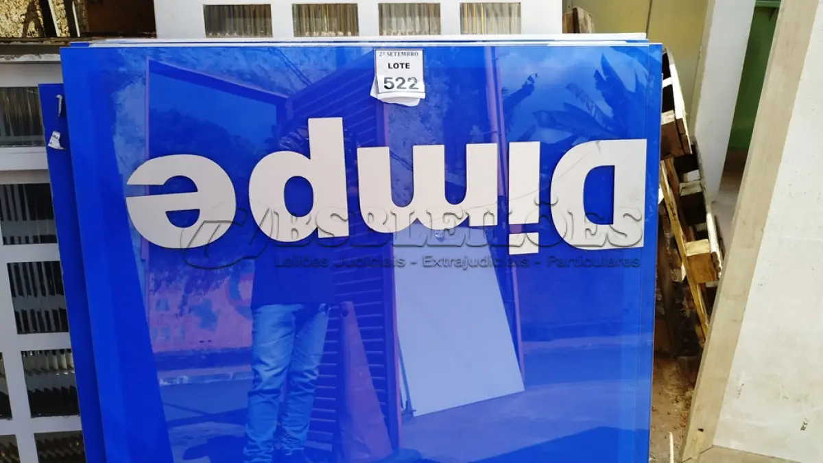 LOTE 522 - 06 PAINÉIS DE VIDRO NA COR AZUL DE 1,27X1,19. (NO ESTADO) ATENÇÃO! FAZER A VISITAÇÃO ANTES DE ARREMATAR, NÃO SABEMOS SE FUNCIONA, LEILÃO NÃO TEM GARANTIA E NEM DEVOLUÇÃO, SUJEITO A POSSÍVEIS AVARIAS VISÍVEIS/OCULTAS E/OU AUSÊNCIA DE COMPONENTES.