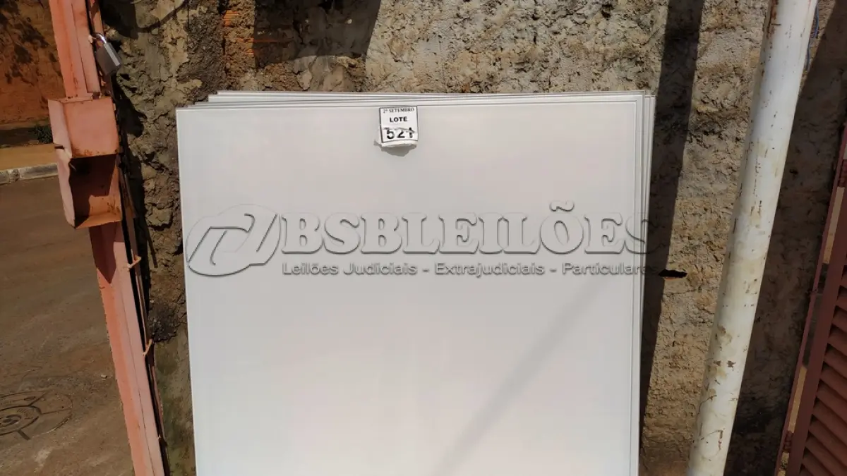 LOTE 521 - 05 PAINÉIS DE VIDRO NA COR AMARELA DE 1,32X1,19. (NO ESTADO) ATENÇÃO! FAZER A VISITAÇÃO ANTES DE ARREMATAR, NÃO SABEMOS SE FUNCIONA, LEILÃO NÃO TEM GARANTIA E NEM DEVOLUÇÃO, SUJEITO A POSSÍVEIS AVARIAS VISÍVEIS/OCULTAS E/OU AUSÊNCIA DE COMPONENTES.