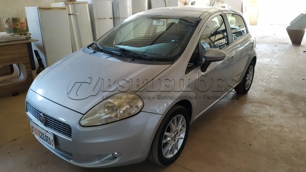 LOTE 164 - 01 FIAT PUNTO ESSENCE 1.6 ALCOOL/GASOLINA, ANO 2011/2011 NA COR PRATA. (NO ESTADO)