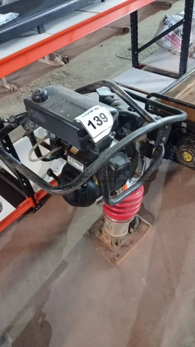LOTE 139 - 01 COMPACTADOR DE SOLO MENEGOTTI RAM 75 GASOLINA. (NO ESTADO, NÃO SABEMOS SE FUNCIONA. LEILÃO NÃO TEM GARANTIA E NEM DEVOLUÇÃO, SUJEITO A POSSÍVEIS AVARIAS VISÍVEIS/OCULTAS E/OU AUSÊNCIA DE COMPONENTES)