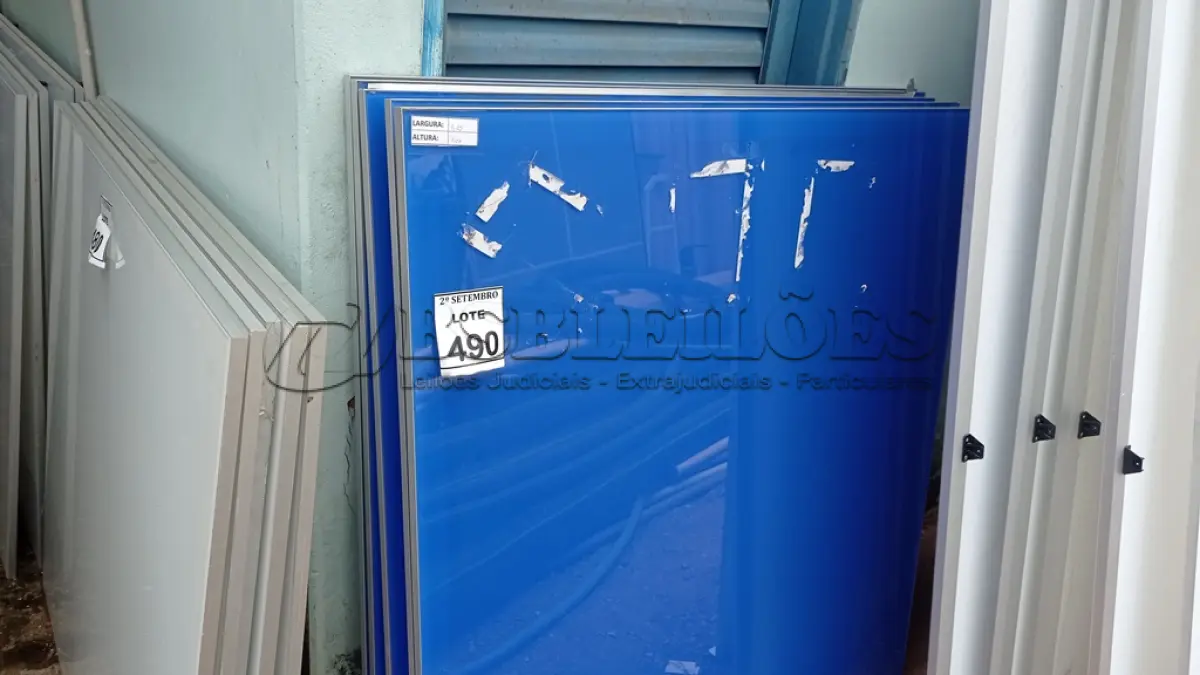 LOTE 490 - 05 PAINÉIS DE VIDRO NA COR AZUL DE 1,27X1,19. (NO ESTADO) ATENÇÃO! FAZER A VISITAÇÃO ANTES DE ARREMATAR, NÃO SABEMOS SE FUNCIONA, LEILÃO NÃO TEM GARANTIA E NEM DEVOLUÇÃO, SUJEITO A POSSÍVEIS AVARIAS VISÍVEIS/OCULTAS E/OU AUSÊNCIA DE COMPONENTES.