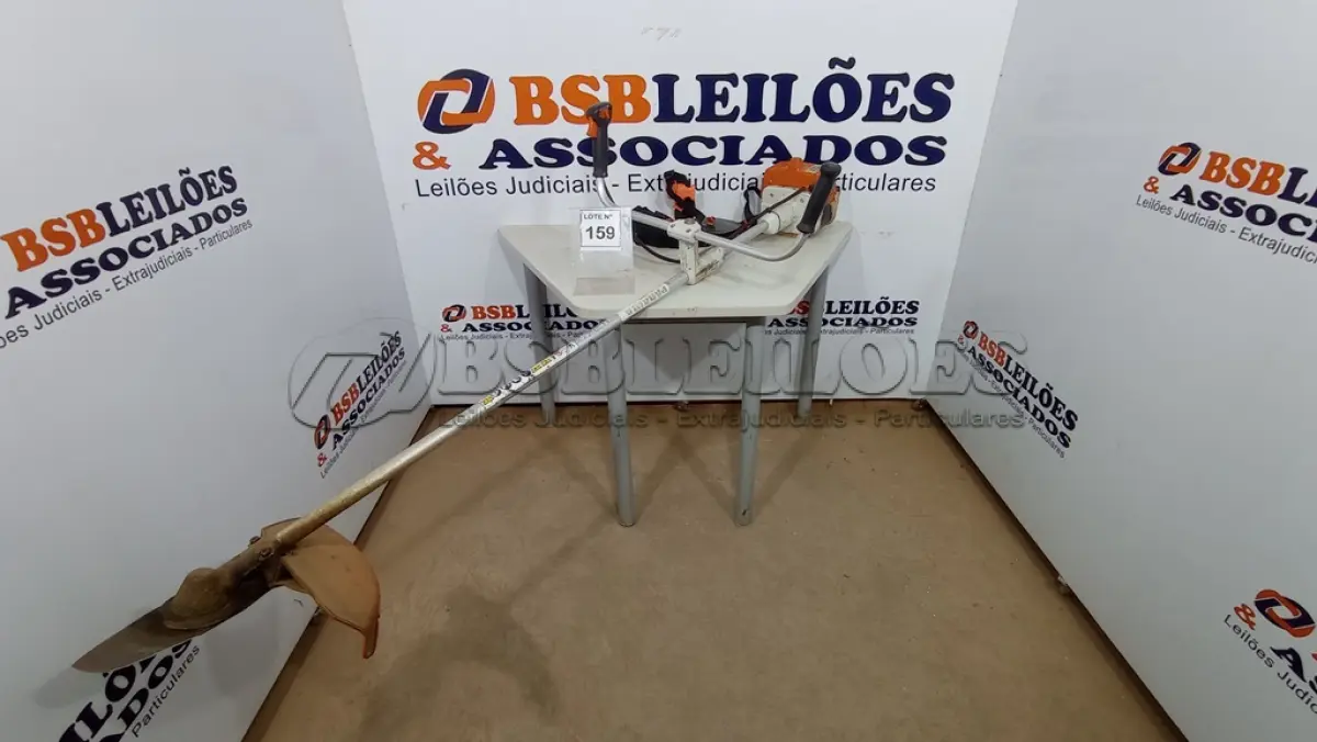 LOTE 159 - 01 ROÇADEIRA STHIL FS 220 – 02 TEMPOS. (NO ESTADO, NÃO SABEMOS SE FUNCIONA. LEILÃO NÃO TEM GARANTIA E NEM DEVOLUÇÃO, SUJEITO A POSSÍVEIS AVARIAS VISÍVEIS/OCULTAS E/OU AUSÊNCIA DE COMPONENTES)