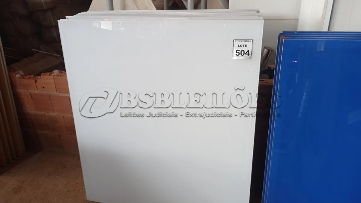 LOTE 504 - 10 PAINÉIS DE VIDRO NA COR BRANCA DE 1,31X1,19. (NO ESTADO) ATENÇÃO! FAZER A VISITAÇÃO ANTES DE ARREMATAR, NÃO SABEMOS SE FUNCIONA, LEILÃO NÃO TEM GARANTIA E NEM DEVOLUÇÃO, SUJEITO A POSSÍVEIS AVARIAS VISÍVEIS/OCULTAS E/OU AUSÊNCIA DE COMPONENTES.