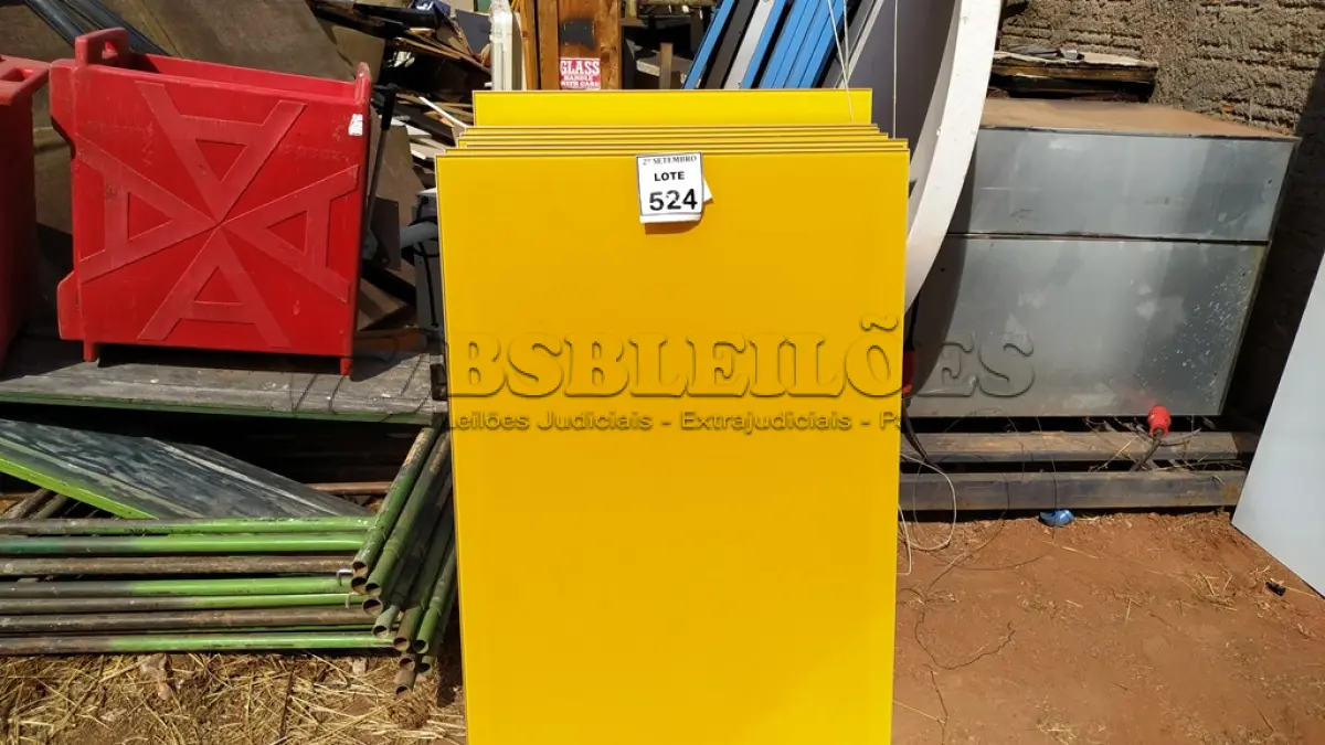LOTE 524 - 07 PAINÉIS DE VIDRO NA COR AMARELA DE 1,20X0,70. (NO ESTADO) ATENÇÃO! FAZER A VISITAÇÃO ANTES DE ARREMATAR, NÃO SABEMOS SE FUNCIONA, LEILÃO NÃO TEM GARANTIA E NEM DEVOLUÇÃO, SUJEITO A POSSÍVEIS AVARIAS VISÍVEIS/OCULTAS E/OU AUSÊNCIA DE COMPONENTES.