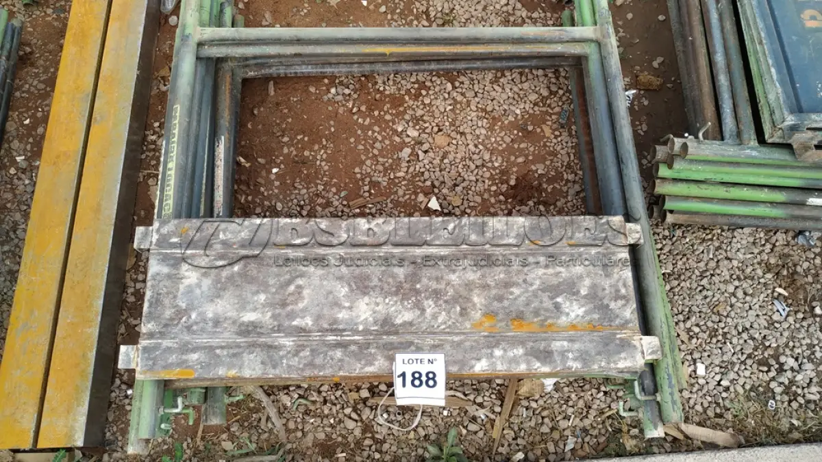 LOTE 188 - 10 PEÇAS ANDAIMES DE 1 X 1M COM 01 PLATAFORMA. (NO ESTADO, NÃO SABEMOS SE FUNCIONA. LEILÃO NÃO TEM GARANTIA E NEM DEVOLUÇÃO, SUJEITO A POSSÍVEIS AVARIAS VISÍVEIS/OCULTAS E/OU AUSÊNCIA DE COMPONENTES)