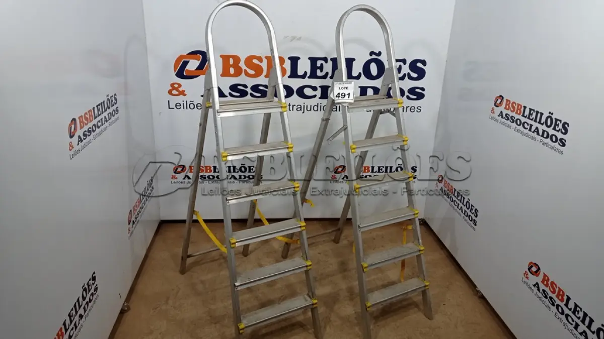 LOTE 491 - 02 ESCADAS DE ALUMÍNIO DOBRÁVEL. (NO ESTADO) ATENÇÃO! FAZER A VISITAÇÃO ANTES DE ARREMATAR, NÃO SABEMOS SE FUNCIONA, LEILÃO NÃO TEM GARANTIA E NEM DEVOLUÇÃO, SUJEITO A POSSÍVEIS AVARIAS VISÍVEIS/OCULTAS E/OU AUSÊNCIA DE COMPONENTES.