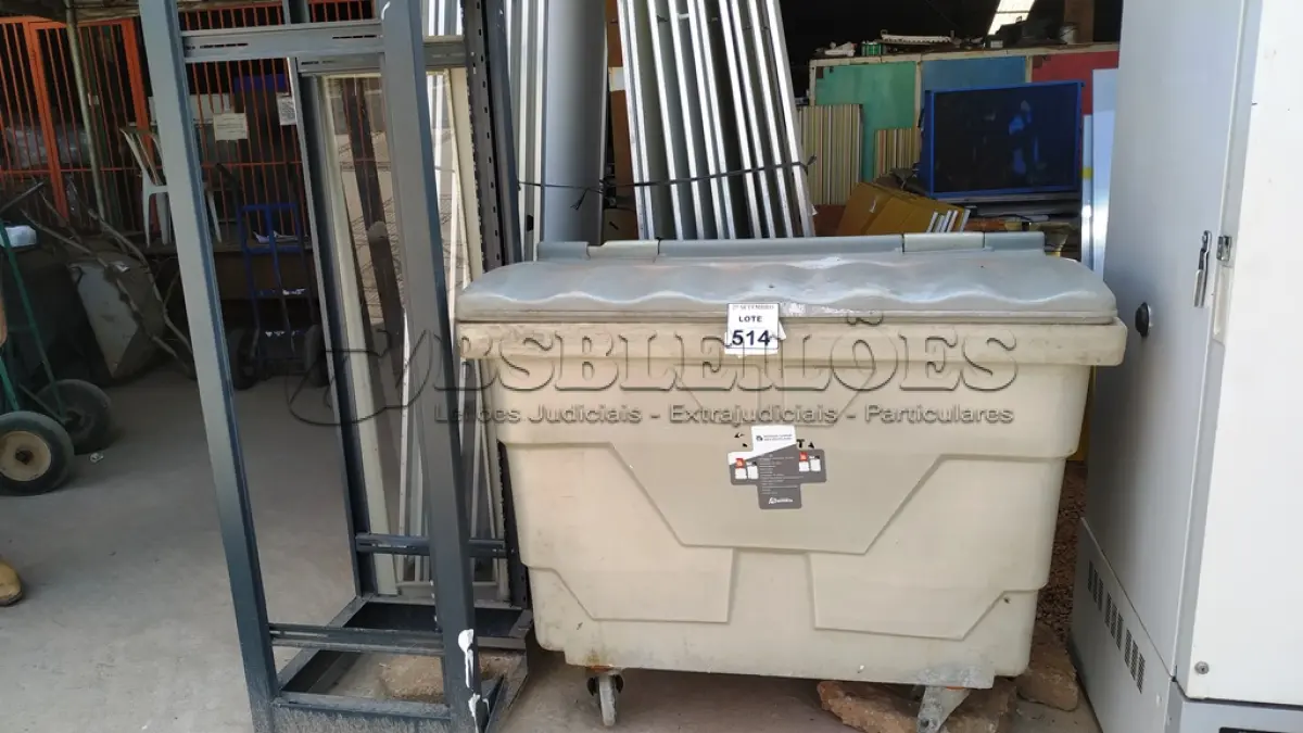LOTE 514 - 01 LIXEIRA DE GRANDE PORTE E 01 RACK DE FERRO INCOMPLETO. (NO ESTADO) ATENÇÃO! FAZER A VISITAÇÃO ANTES DE ARREMATAR, NÃO SABEMOS SE FUNCIONA, LEILÃO NÃO TEM GARANTIA E NEM DEVOLUÇÃO, SUJEITO A POSSÍVEIS AVARIAS VISÍVEIS/OCULTAS E/OU AUSÊNCIA DE COMPONENTES.