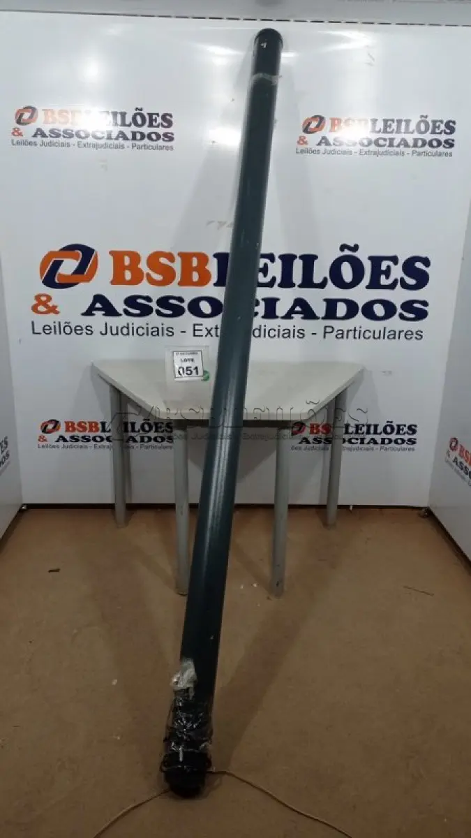 LOTE 051 - 01 TELA DE PROJEÇÃO RETRÁTIL. (NO ESTADO) ATENÇÃO! FAZER A VISITAÇÃO ANTES DE ARREMATAR, NÃO SABEMOS SE FUNCIONA, LEILÃO NÃO TEM GARANTIA E NEM DEVOLUÇÃO, SUJEITO A POSSÍVEIS AVARIAS VISÍVEIS/OCULTAS E/OU AUSÊNCIA DE COMPONENTES.