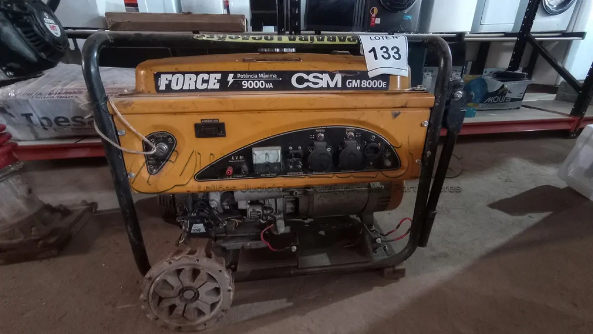 LOTE 133 - 01 GERADOR DE ENERGIA CSM MONOFÁSICO 9 KVA GASOLINA MARCA CSM. (NO ESTADO, NÃO SABEMOS SE FUNCIONA. LEILÃO NÃO TEM GARANTIA E NEM DEVOLUÇÃO, SUJEITO A POSSÍVEIS AVARIAS VISÍVEIS/OCULTAS E/OU AUSÊNCIA DE COMPONENTES)