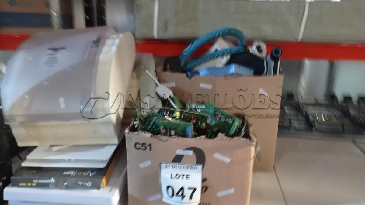 LOTE 047 - 01 LOTE COM VÁRIAS PLACAS DE MOTOR ELÉTRICO, LUMINÁRIAS, DISPENSES, INTERFONES, INTERFACE CELULAR MC-1T E ELETRÔNICOS DIVERSOS. (NO ESTADO) ATENÇÃO! FAZER A VISITAÇÃO ANTES DE ARREMATAR, NÃO SABEMOS SE FUNCIONA, LEILÃO NÃO TEM GARANTIA E NEM DEVOLUÇÃO, SUJEITO A POSSÍVEIS AVARIAS VISÍVEIS/OCULTAS E/OU AUSÊNCIA DE COMPONENTES.