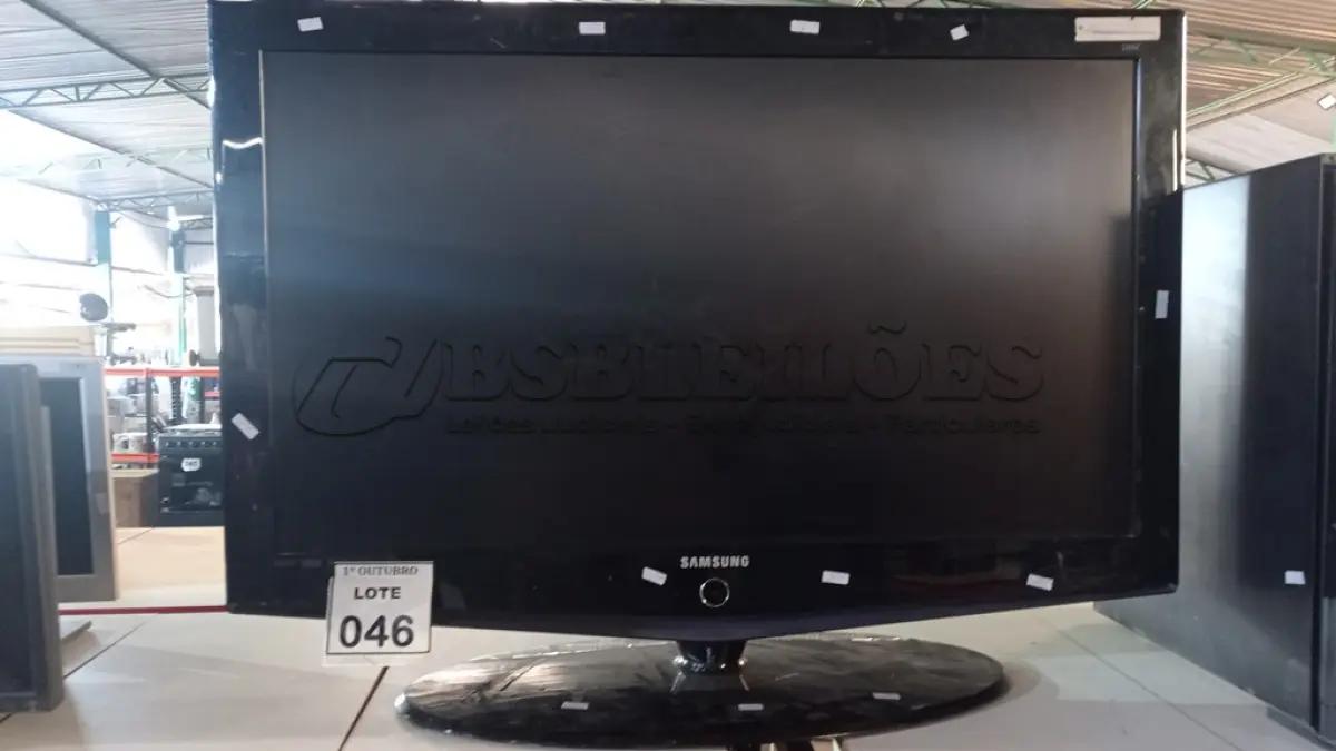 LOTE 046 - 01 TV LCD 40’’ MARCA SAMSUNG. (NO ESTADO) ATENÇÃO! FAZER A VISITAÇÃO ANTES DE ARREMATAR, NÃO SABEMOS SE FUNCIONA, LEILÃO NÃO TEM GARANTIA E NEM DEVOLUÇÃO, SUJEITO A POSSÍVEIS AVARIAS VISÍVEIS/OCULTAS E/OU AUSÊNCIA DE COMPONENTES.