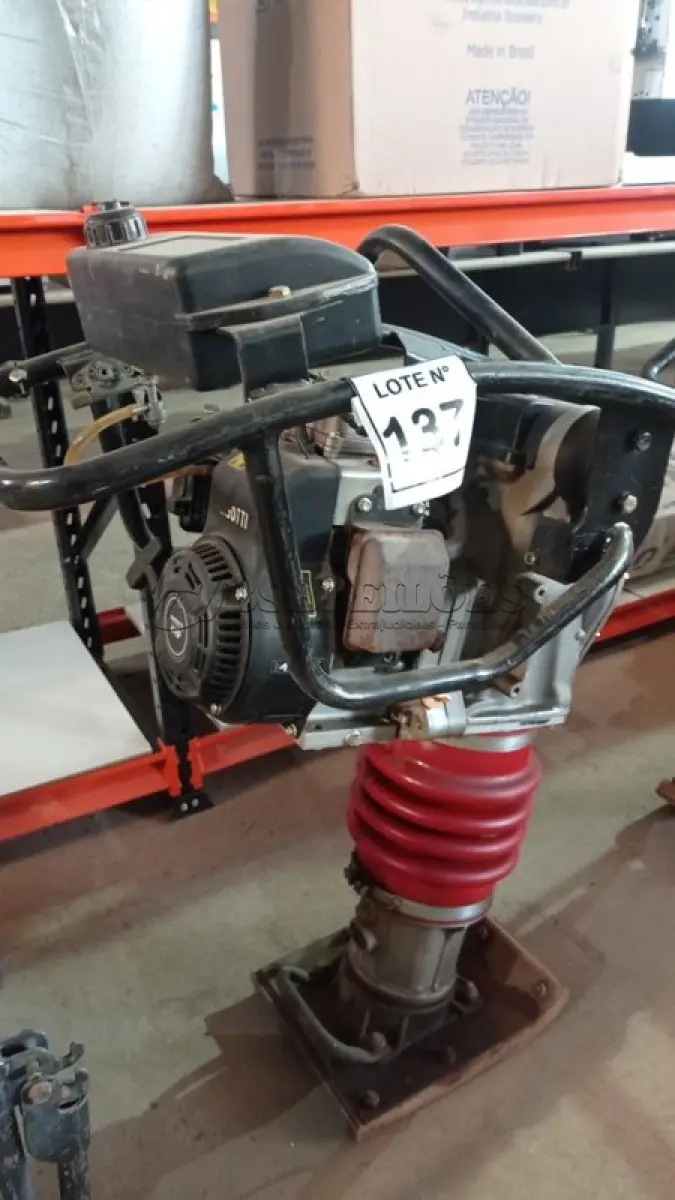 LOTE 137 - 01 COMPACTADOR DE SOLO MENEGOTTI RAM 75 GASOLINA. (NO ESTADO, NÃO SABEMOS SE FUNCIONA. LEILÃO NÃO TEM GARANTIA E NEM DEVOLUÇÃO, SUJEITO A POSSÍVEIS AVARIAS VISÍVEIS/OCULTAS E/OU AUSÊNCIA DE COMPONENTES)