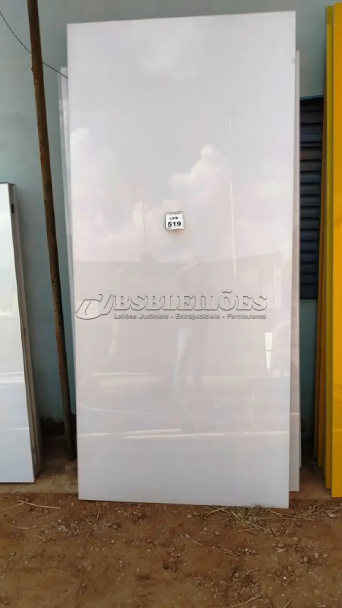 LOTE 519 - 08 PAINÉIS DE VIDRO NA COR BRANCA DE 2,38X1,19. (NO ESTADO) ATENÇÃO! FAZER A VISITAÇÃO ANTES DE ARREMATAR, NÃO SABEMOS SE FUNCIONA, LEILÃO NÃO TEM GARANTIA E NEM DEVOLUÇÃO, SUJEITO A POSSÍVEIS AVARIAS VISÍVEIS/OCULTAS E/OU AUSÊNCIA DE COMPONENTES.