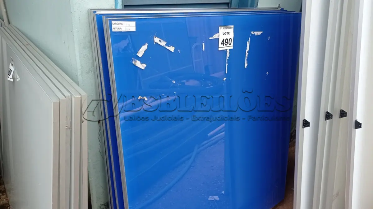 LOTE 490 - 05 PAINÉIS DE VIDRO NA COR AZUL DE 1,27X1,19. (NO ESTADO) ATENÇÃO! FAZER A VISITAÇÃO ANTES DE ARREMATAR, NÃO SABEMOS SE FUNCIONA, LEILÃO NÃO TEM GARANTIA E NEM DEVOLUÇÃO, SUJEITO A POSSÍVEIS AVARIAS VISÍVEIS/OCULTAS E/OU AUSÊNCIA DE COMPONENTES.