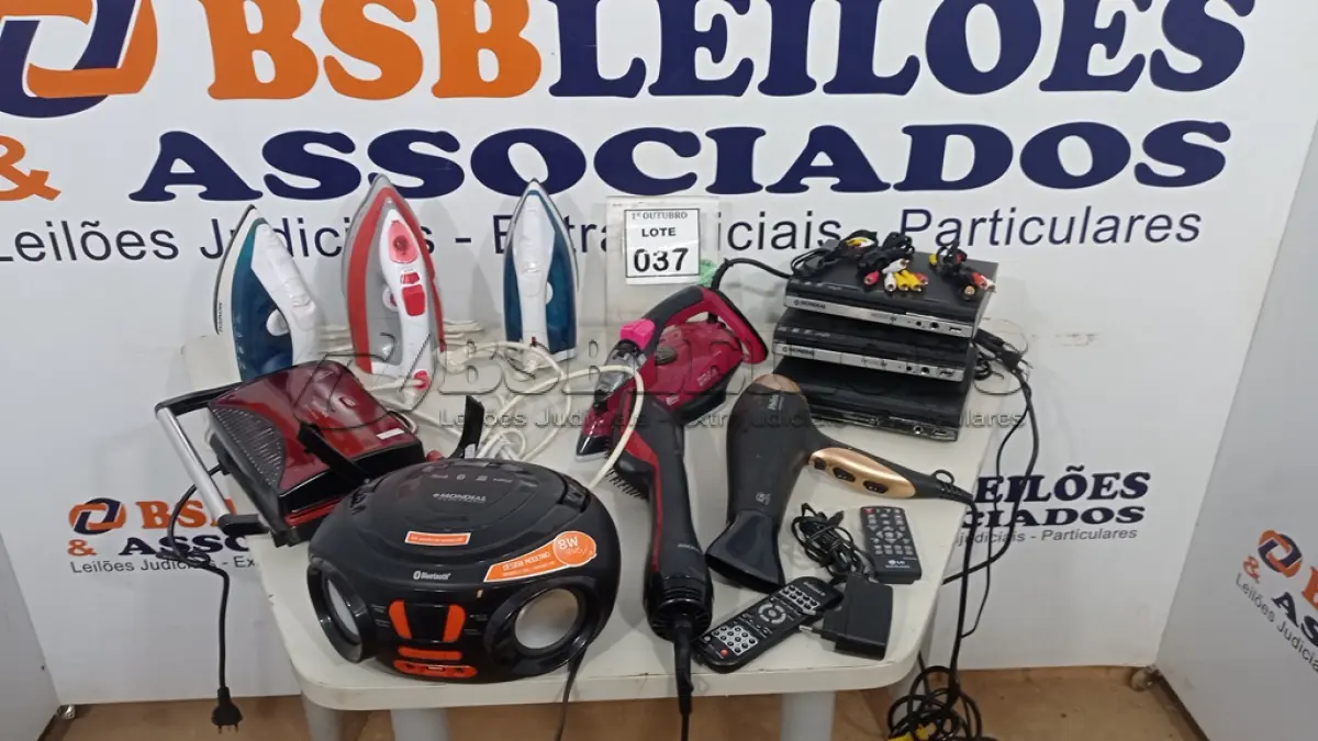 LOTE 037 - 03 APARELHOS DE DVD KARAOKÊ MARCA MONDIAL, 04 FERROS DE PASSAR, 01 RÁDIO MICRO SYSTEM MARCA MONDIAL, 01 SECADOR DE CABELO, 01 ESCOVA DE CABELO ELÉTRICA E 01 SANDUICHEIRA. (NO ESTADO) ATENÇÃO! FAZER A VISITAÇÃO ANTES DE ARREMATAR, NÃO SABEMOS SE FUNCIONA, LEILÃO NÃO TEM GARANTIA E NEM DEVOLUÇÃO, SUJEITO A POSSÍVEIS AVARIAS VISÍVEIS/OCULTAS E/OU AUSÊNCIA DE COMPONENTES.
