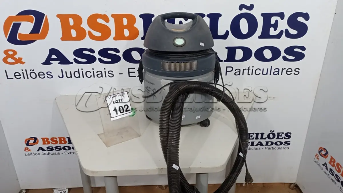 LOTE 102 - 01 ASPIRADOR MARCA ELECTROLUX MODELO HIDROVAC ÁGUA & PÓ. (NO ESTADO) ATENÇÃO! FAZER A VISITAÇÃO ANTES DE ARREMATAR, NÃO SABEMOS SE FUNCIONA, LEILÃO NÃO TEM GARANTIA E NEM DEVOLUÇÃO, SUJEITO A POSSÍVEIS AVARIAS VISÍVEIS/OCULTAS E/OU AUSÊNCIA DE COMPONENTES.