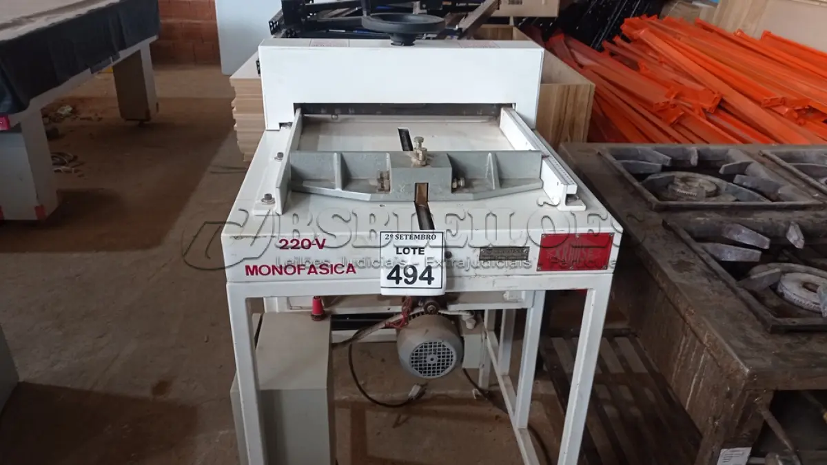 LOTE 494 - 01 GUILHOTINA DE MESA MANUAL 220V GK440-40E MARCA KRAUSE. (NO ESTADO) ATENÇÃO! FAZER A VISITAÇÃO ANTES DE ARREMATAR, NÃO SABEMOS SE FUNCIONA, LEILÃO NÃO TEM GARANTIA E NEM DEVOLUÇÃO, SUJEITO A POSSÍVEIS AVARIAS VISÍVEIS/OCULTAS E/OU AUSÊNCIA DE COMPONENTES.