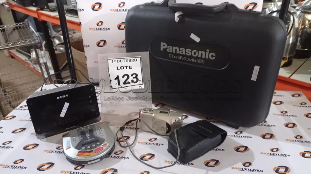LOTE 123 - 01 CÂMERA FOTOGRÁFICA, 01 FILMADORA PANASONIC, 01 RÁDIO RELÓGIO MARCA SONY E 01 RADIO DISKMAN. (NO ESTADO) ATENÇÃO! FAZER A VISITAÇÃO ANTES DE ARREMATAR, NÃO SABEMOS SE FUNCIONA, LEILÃO NÃO TEM GARANTIA E NEM DEVOLUÇÃO, SUJEITO A POSSÍVEIS AVARIAS VISÍVEIS/OCULTAS E/OU AUSÊNCIA DE COMPONENTES.