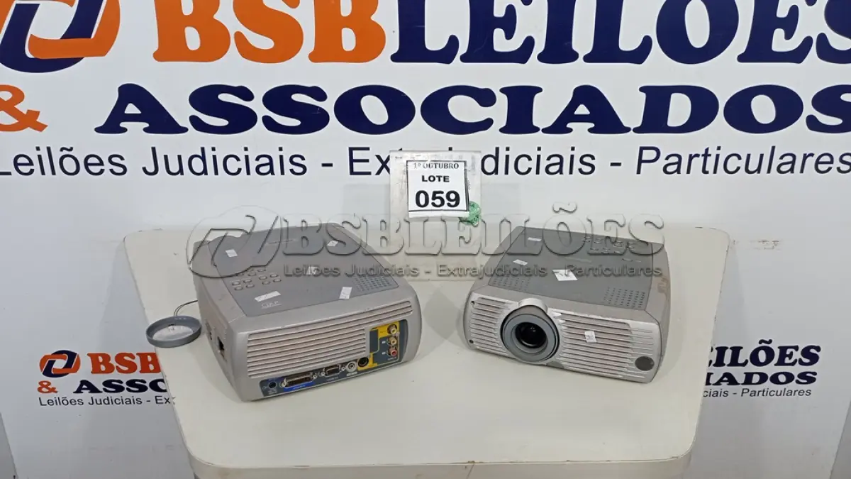 LOTE 059 - 02 PROJETORES MARCA INFOCUS. (NO ESTADO) ATENÇÃO! FAZER A VISITAÇÃO ANTES DE ARREMATAR, NÃO SABEMOS SE FUNCIONA, LEILÃO NÃO TEM GARANTIA E NEM DEVOLUÇÃO, SUJEITO A POSSÍVEIS AVARIAS VISÍVEIS/OCULTAS E/OU AUSÊNCIA DE COMPONENTES.
