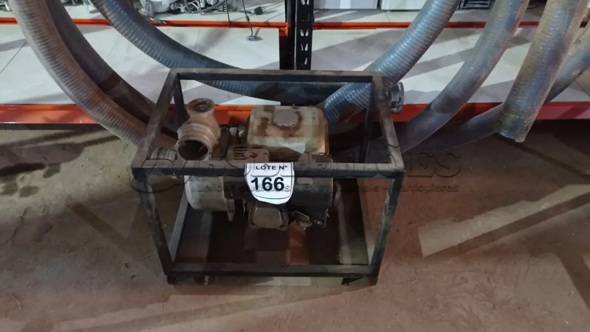 LOTE 166 - 01 MOTOBOMBA TOYAMA 3 POLEGADAS COM MANGOTE. (NO ESTADO, NÃO SABEMOS SE FUNCIONA. LEILÃO NÃO TEM GARANTIA E NEM DEVOLUÇÃO, SUJEITO A POSSÍVEIS AVARIAS VISÍVEIS/OCULTAS E/OU AUSÊNCIA DE COMPONENTES)