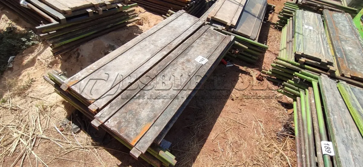 LOTE 192 - 10 PEÇAS ANDAIMES DE 1 X 1,50M COM 04 PLATAFORMA DE 1,50M. (NO ESTADO, NÃO SABEMOS SE FUNCIONA. LEILÃO NÃO TEM GARANTIA E NEM DEVOLUÇÃO, SUJEITO A POSSÍVEIS AVARIAS VISÍVEIS/OCULTAS E/OU AUSÊNCIA DE COMPONENTES)